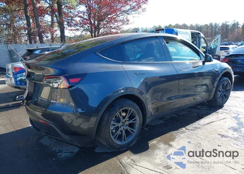 2024 Tesla Model Y Long Range Dual Motor All-Wheel Drive z USA, uszkodzony, nr VIN 7SAYGDEE2RF166645